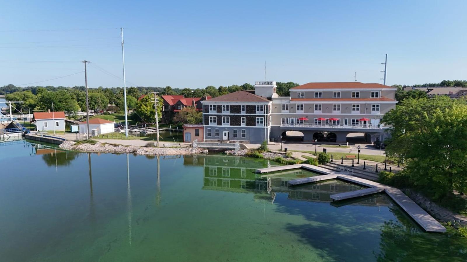 Nuk'S Executive Suites De Pere Exterior photo